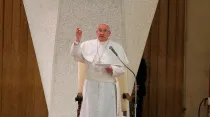 El Papa Francisco habla en el Aula Pablo VI. Foto: ACI Prensa