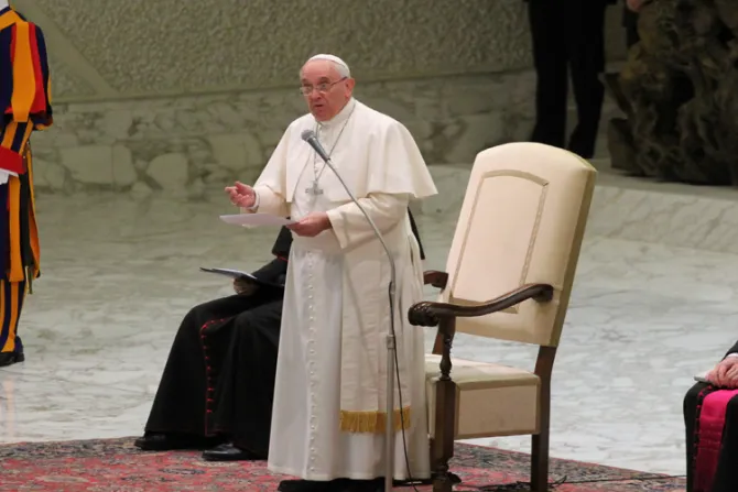 Papa Francisco pide nuevo pacto social por el derecho al trabajo y a la pensión justa 