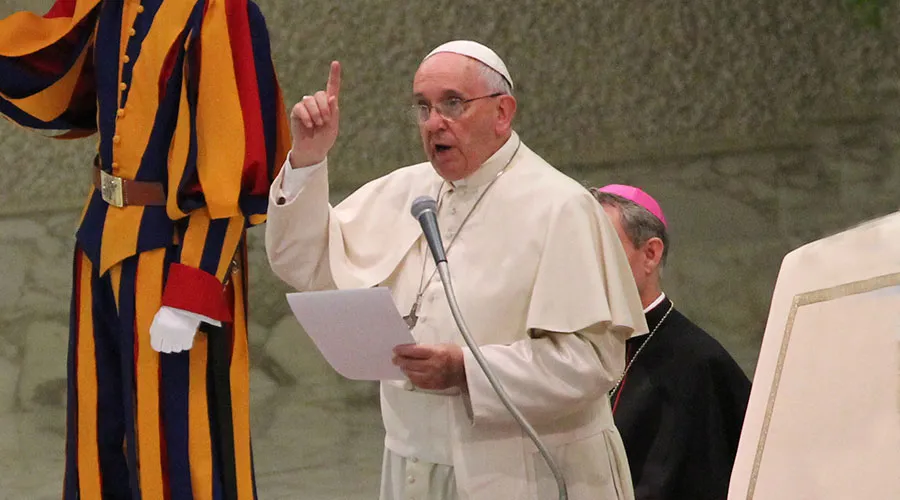 Papa Francisco denuncia la falsa dicotomía entre la ética y la economía
