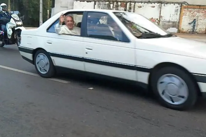Papa Francisco usó el mismo auto de San Juan Pablo II en Paraguay