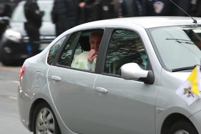 Papa Francisco sorprende a turcos al usar automóvil más sencillo que el del Presidente