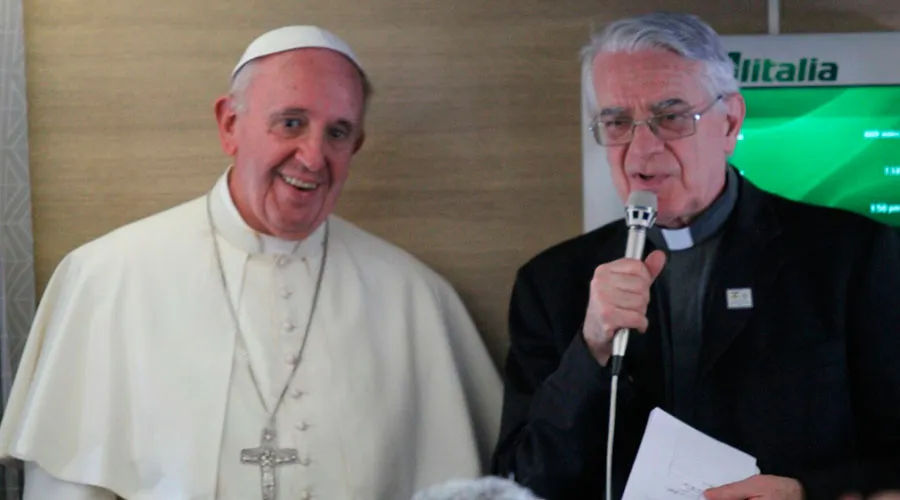 El Papa Francisco en la conferencia de prensa de regreso de África. Foto Martha Calderón / ACI Prensa