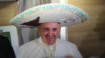 El Papa Francisco usa un sombrero mexicano. Foto Alan Holdren / ACI Prensa