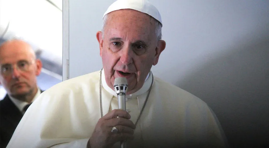 El Papa Francisco en el vuelo de retorno a Roma. Foto: Alan Holdren / ACI Prensa?w=200&h=150