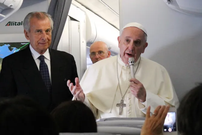 Papa Francisco explica a periodistas por qué el viaje a Albania lo conmovió hasta las lágrimas