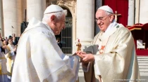 Benedicto XVI y el Papa Francisco / Foto: L'Osservatore Romano