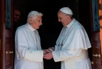 Benedicto XVI y el Papa Francisco (Foto ANSA/L'Osservatore Romano)