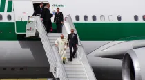 El Papa Francisco baja del avión que lo llevó a Ecuador. Foto David Ramos / ACI Prensa