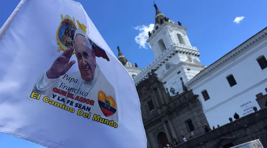 Bandera con imagen del Papa Francisco, en exterior de Iglesia de San Francisco en Quito. Foto: David Ramos / ACI Prensa.?w=200&h=150