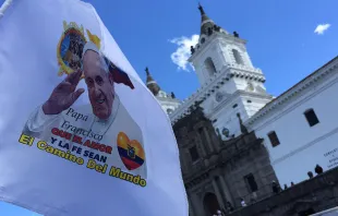 Bandera con imagen del Papa Francisco, en exterior de Iglesia de San Francisco en Quito. Foto: David Ramos / ACI Prensa. 