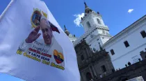 Bandera con imagen del Papa Francisco, en exterior de Iglesia de San Francisco en Quito. Foto: David Ramos / ACI Prensa.