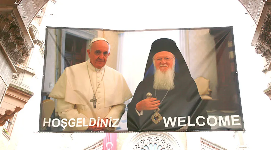 Foto del Papa Francisco y Patriarca Bartolomé en calle de Estambul, con ocasión de su visita en 2014. Foto: Daniel Ibáñez / ACI Prensa.?w=200&h=150
