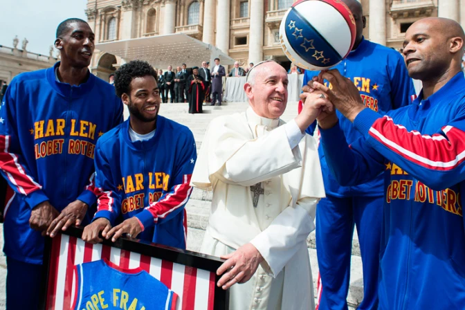[VIDEO] El Papa Francisco se divierte con los Harlem Globetrotters