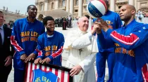 Papa Francisco y los Harlem Globetrotters. Foto: L'Osservatore Romano