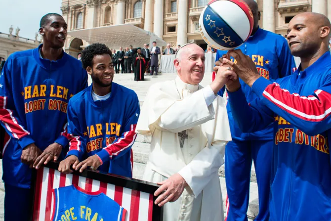 [VIDEO] El Papa Francisco se divierte con los Harlem Globetrotters