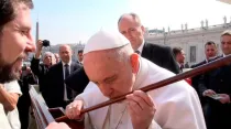 Papa Francisco besa bastón de Santa Teresa. Foto: Twitter oficial del V Centenario del Nacimiento de Santa Teresa de Jesús
