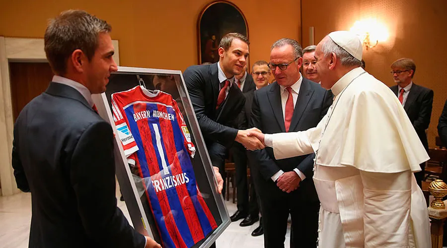 El Papa Francisco recibe la camiseta del Bayern Munich con su nombre de manos de Neuer y Lahm (Foto Bayern Munchen)?w=200&h=150
