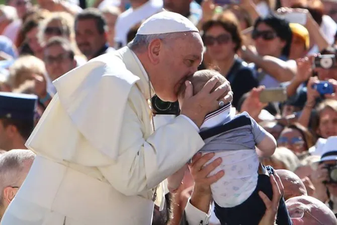 Familias numerosas son “esperanza para la sociedad”, asegura el Papa Francisco