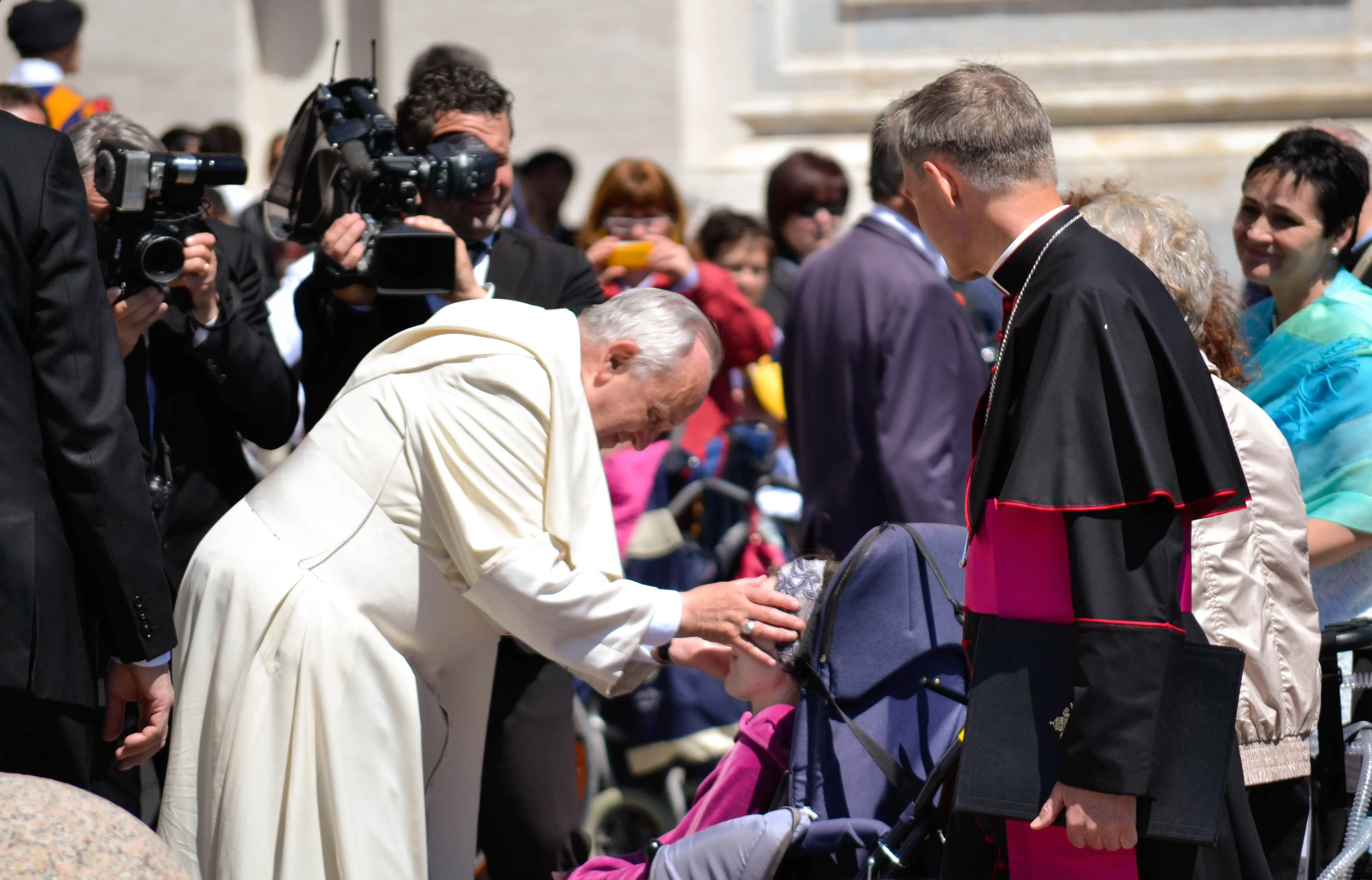 El Papa bendice a un enfermo. Foto referencial. Crédito: Daniel Ibáñez / ACI Prensa?w=200&h=150