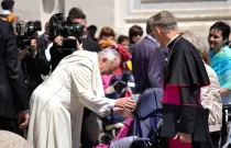 El Papa bendice a un enfermo. Foto referencial. Crédito: Daniel Ibáñez / ACI Prensa