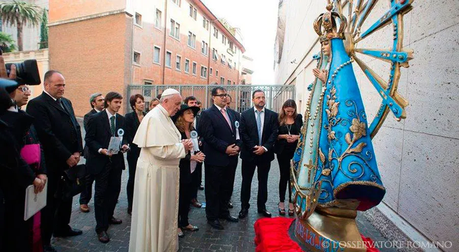 Papa Francisco bendice imagen de la Virgen de Luján. Foto: L'Osservatore Romano?w=200&h=150