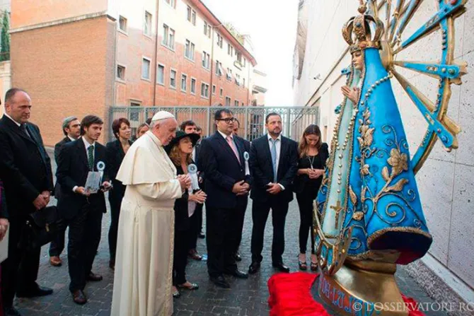 Papa Francisco bendice imagen de Virgen de Luján que regresará a la Argentina