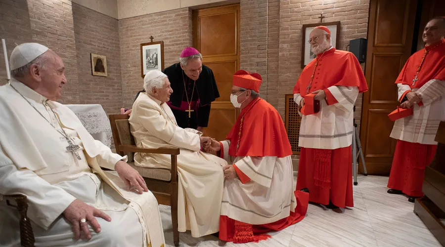 El Papa Francisco y los nuevos Cardenales visitan a Benedicto XVI. Crédito: Vatican Media