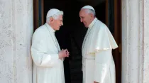 Benedicto XVI y el Papa Francisco / Foto: L'Osservatore Romano