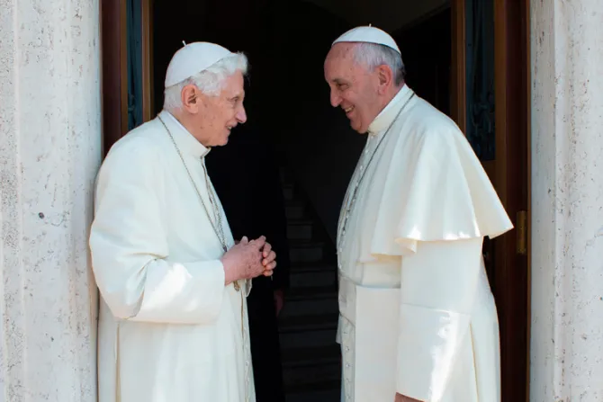 Francisco: Benedicto XVI es Papa Emérito y cuida mis espaldas con su oración