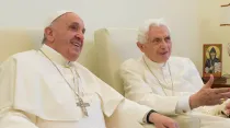 Papa Francisco y Papa emérito Benedicto XVI / Crédito: © Vatican Media/ACI Prensa. Todos los derechos reservados.
