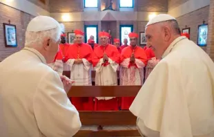 Benedicto XVI, el Papa Francisco y los nuevos cardenales. Foto: L'Osservatore Romano 
