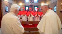 Benedicto XVI, el Papa Francisco y los nuevos cardenales. Foto: L'Osservatore Romano