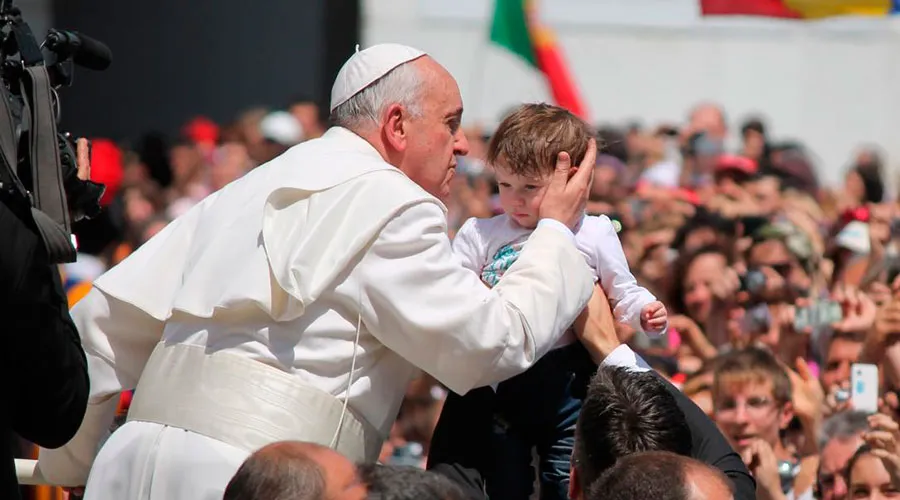 Papa Francisco saluda y bendice a niño en Plaza de San Pedro. Foto: Stephen Driscoll / ACI Prensa.?w=200&h=150