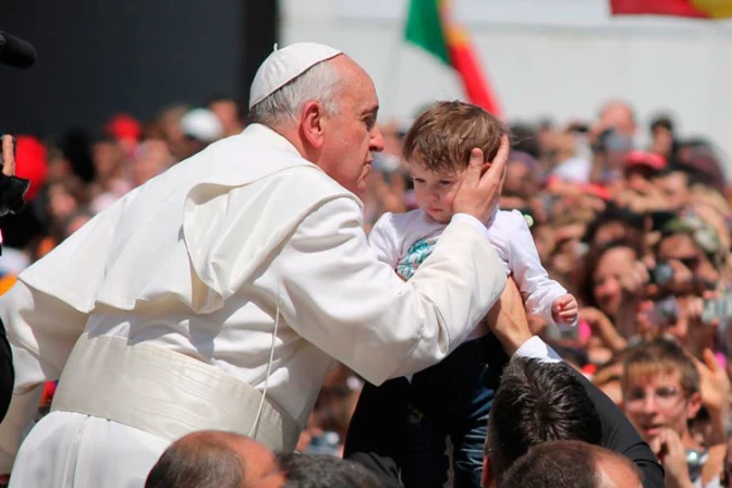 ¿"Pierdes el tiempo" junto a tus hijos? El Papa te aconseja que lo hagas