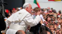 Papa Francisco saluda y bendice a niño en Plaza de San Pedro. Foto: Stephen Driscoll / ACI Prensa.