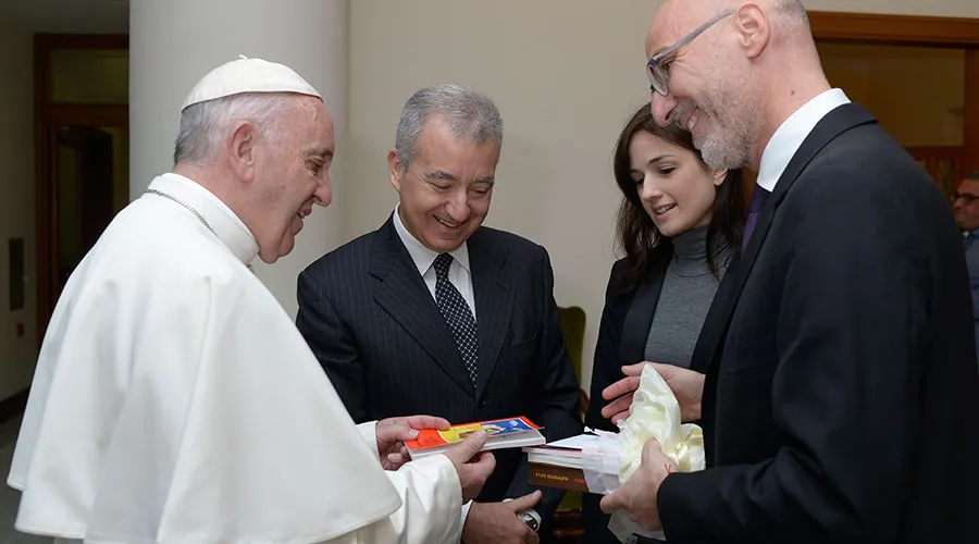PapaFrancisco recibe Biblia para niños / Foto: L'Osservatore Romano?w=200&h=150