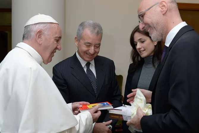 Regalan a Papa Francisco Biblia para niños por su tercer aniversario como Pontífice