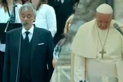 [VIDEO] Andrea Bocelli conmueve al Papa Francisco al cantar Amazing Grace