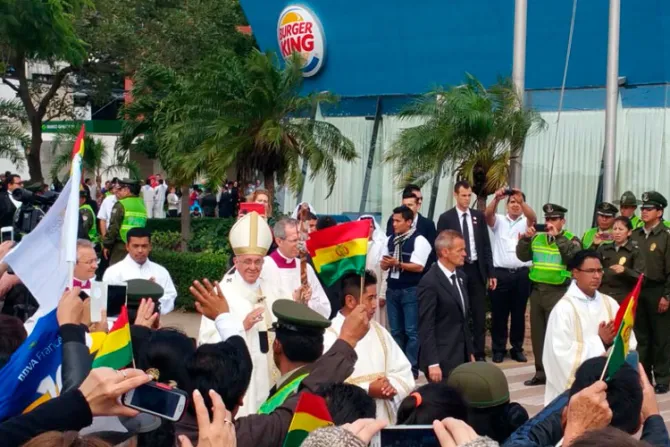 Transforman Burger King en sacristía por Misa campal del Papa en Bolivia