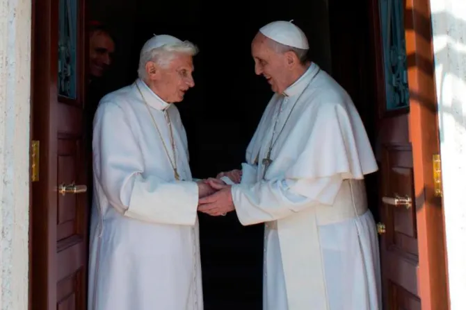 El Papa Francisco llama por teléfono a Benedicto XVI por su cumpleaños 87