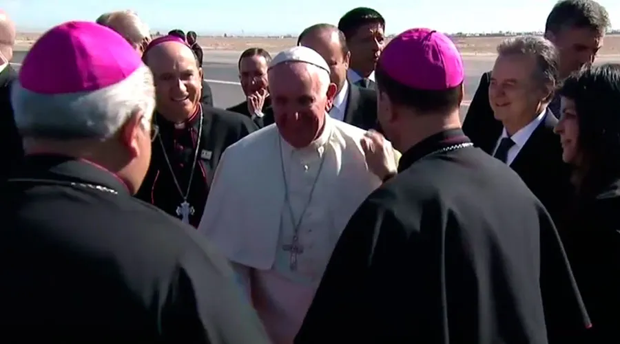 El Papa Francisco saluda a los obispos en el aeropuerto de Ciudad Juárez. Captura Youtube?w=200&h=150