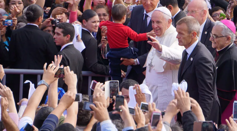 El Papa Francisco con la multitud de fieles en las calles de Asunción en Paraguay. Foto David Ramos / ACI Prensa