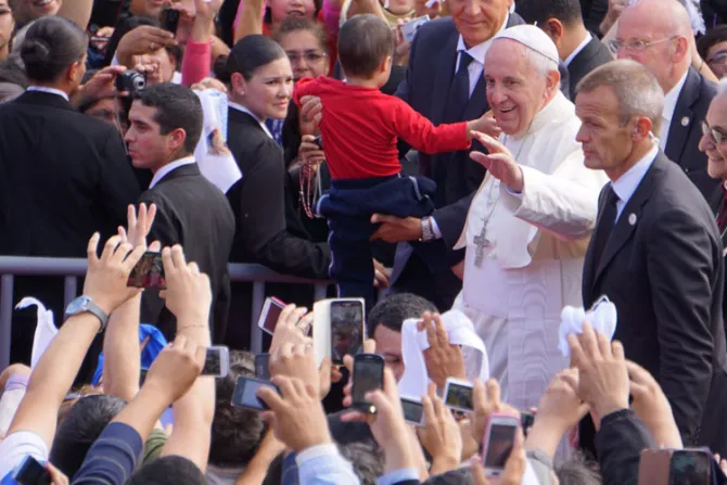El Papa visita fundación para enfermos de SIDA atacada por activista gay