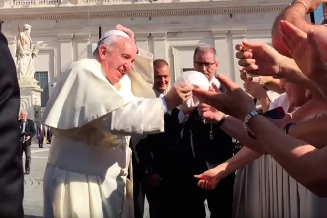 [VIDEO] La divertida solución del Papa Francisco al tradicional intercambio de solideos