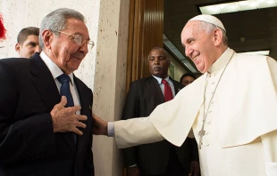 Papa Francisco y Rau00fal Castro en el Vaticano. Foto: L'Osservatore Romano 