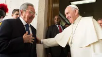 Foto referencial del encuentro entre el Papa y Raúl Castro en 2015. Crédito: Vatican Media
