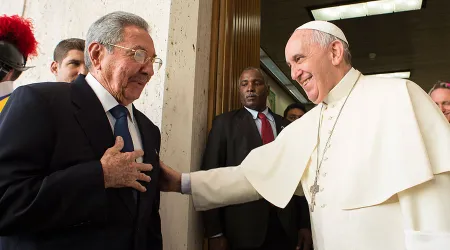  El Papa asegura que tiene una “relación humana” con Raúl Castro
