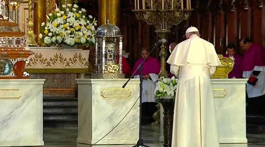 El Papa Francisco reza ante las reliquias de los santos peruanos en la Catedral de Lima. Captura Youtube