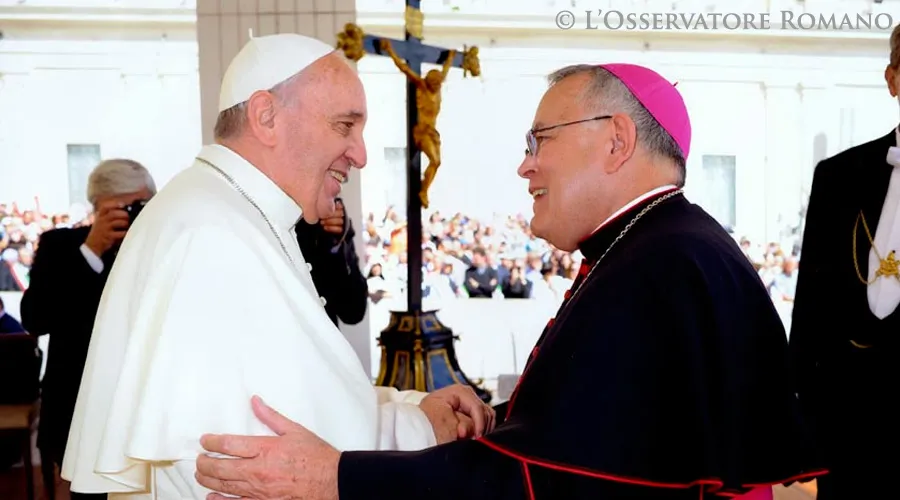 El Papa Francisco saluda en el Vaticano al Arzobispo de Filadelfia, Mons. Charles Chaput (Foto L'Osservatore Romano)?w=200&h=150