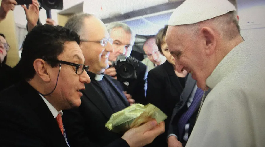 El periodista Néstor Ponguta obsequia una bolsa de café al Papa en el vuelo que lo lleva a Cuba y México. Foto Alan Holdren / ACI Prensa?w=200&h=150
